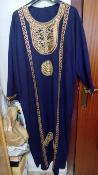 Vestido azul con bordados dorados