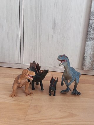 Lote 4 figuras dinosaurios