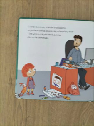 Emma en la oficina de su padre