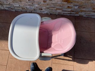 Trona rosa para bebé