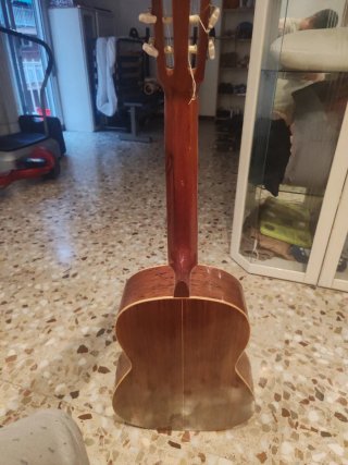 Guitarra Clásica con Marcadores de Notas
