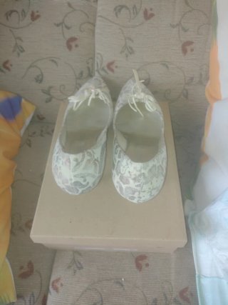 Zapatos de tacón plateados y blancos
