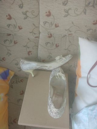 Zapatos de tacón plateados y blancos