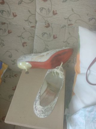 Zapatos de tacón plateados y blancos