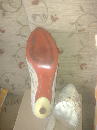 Zapatos de tacón plateados y blancos