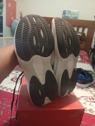 Deportivas Puma niño negras y blancas.