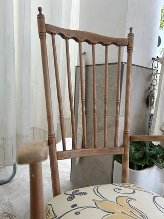 Mecedora de madera con cojín floral