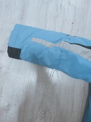 Chaqueta de nieve azul y negra. Talla 122-128 niño