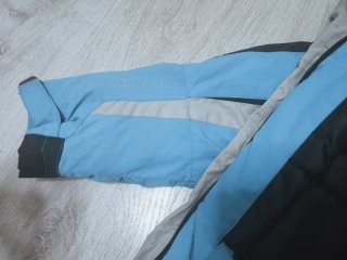 Chaqueta de nieve azul y negra. Talla 122-128 niño