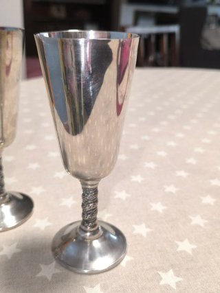 Copas de plata/alpaca con pie retorcido