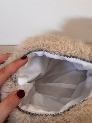 Bolso de pelito beige con cadenas metálicas