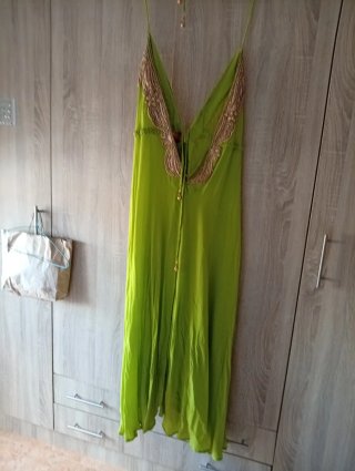 Vestido verde con pedrería dorada