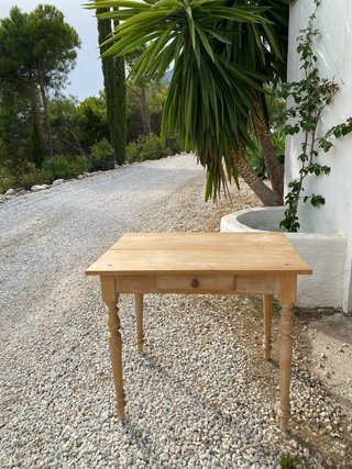 Mesa de madera 90x64 cm y 75 cm alto con silla.
