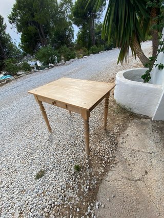 Mesa de madera 90x64 cm y 75 cm alto con silla.
