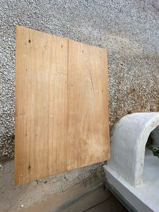 Mesa de madera 90x64 cm y 75 cm alto con silla.