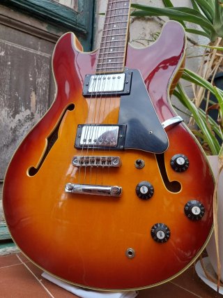 Aria 1986 TA-40 Guitarra Semihollow tipo ES-335