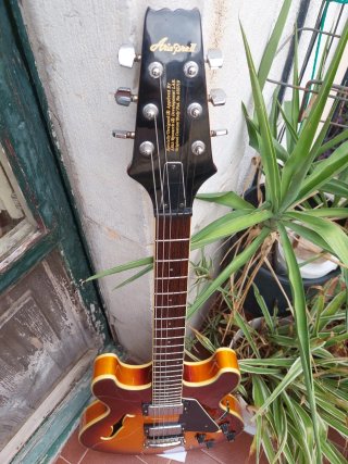 Aria 1986 TA-40 Guitarra Semihollow tipo ES-335