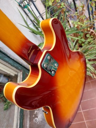 Aria 1986 TA-40 Guitarra Semihollow tipo ES-335