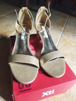 Sandalias doradas Xti tacón