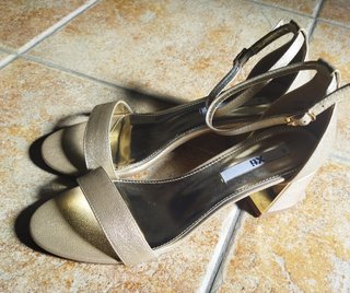 Sandalias doradas Xti tacón