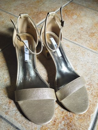 Sandalias doradas Xti tacón