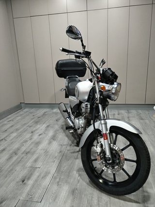 Yamaha YBR125 Custom Plata