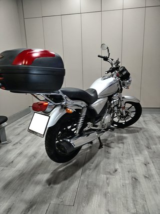 Yamaha YBR125 Custom Plata