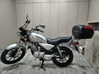 Yamaha YBR125 Custom Plata