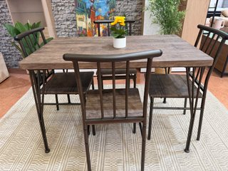 Comedor rústico con 4 sillas