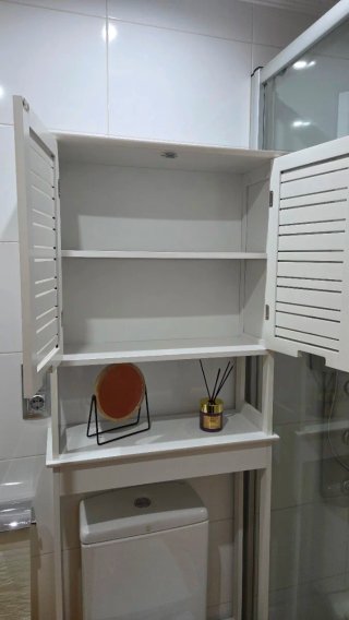 Mueble de baño blanco y beige