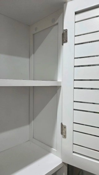 Mueble de baño blanco y beige