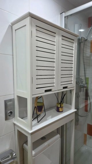 Mueble de baño blanco y beige