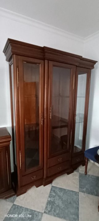 Mueble de madera con vitrina