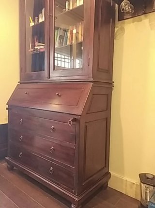 Vitrina secreter de madera y cristal