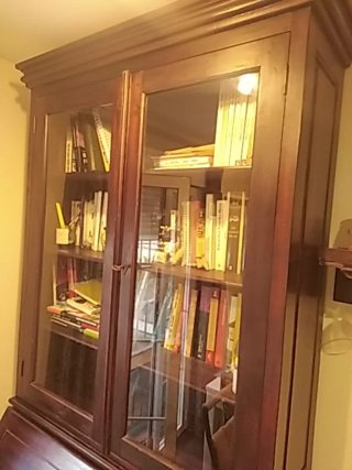 Vitrina secreter de madera y cristal