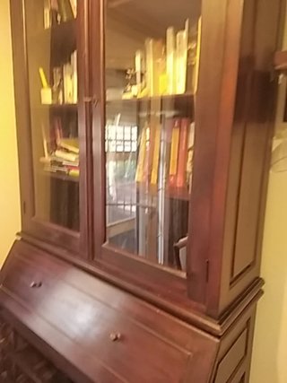 Vitrina secreter de madera y cristal