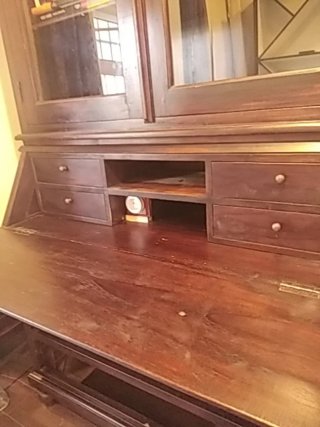 Vitrina secreter de madera y cristal