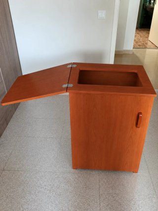 Mueble de madera marrón