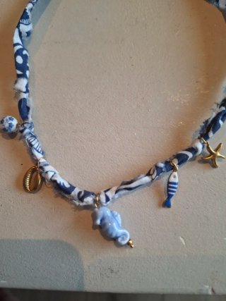 Collar tela azul y blanco con abalorios Nuevo