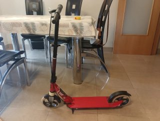 Patinete rojo plegable