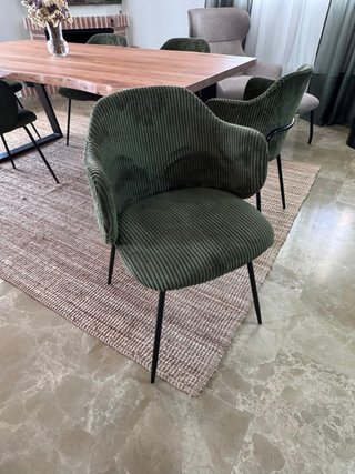 Mesa comedor madera maciza y cillas verdes
