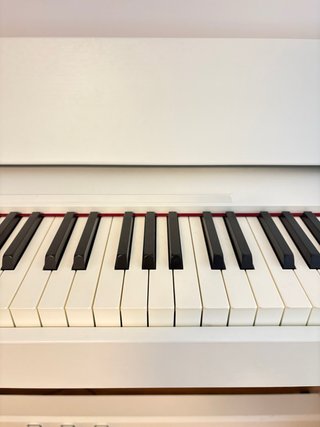 Piano Roland F-140R blanco en perfecto estado