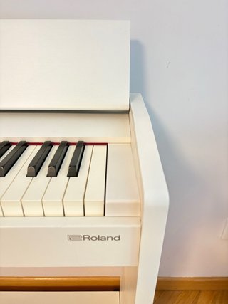 Piano Roland F-140R blanco en perfecto estado