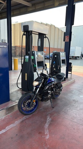 Yamaha MT-07 Naked Azul y Negra