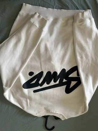 Sudadera blanca con logo bordado