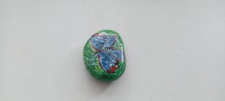 Pedra pintada à mão com borboleta