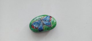 Pedra pintada à mão com borboleta