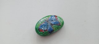 Pedra pintada à mão com borboleta