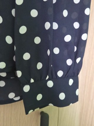 Blusa de lunares negra y blanca
