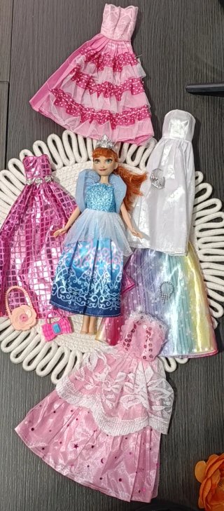 Accesorios Muñeca Barbie: Vestidos y Bolsos